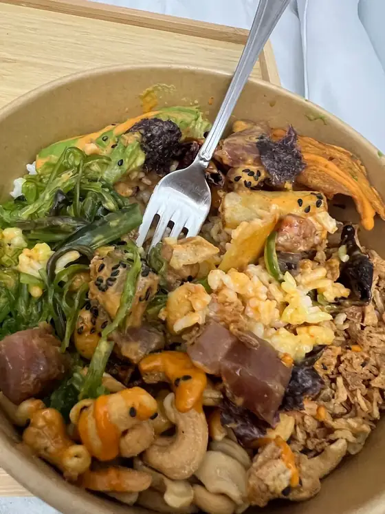 Poke de Umami recién servido con tenedor