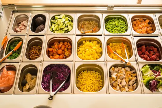 Mostrador de toppings frescos de Umami Healthy Food