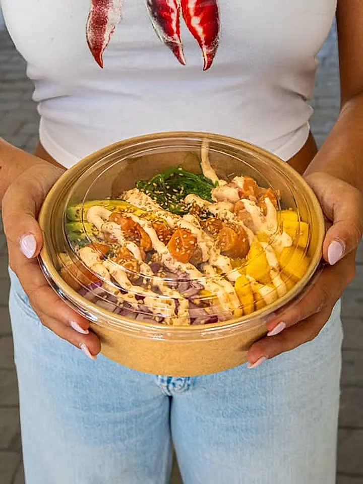 Poke para llevar sujeto con las manos