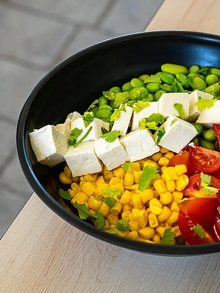 Poke vegano con tofu, edamame, maíz y tomate