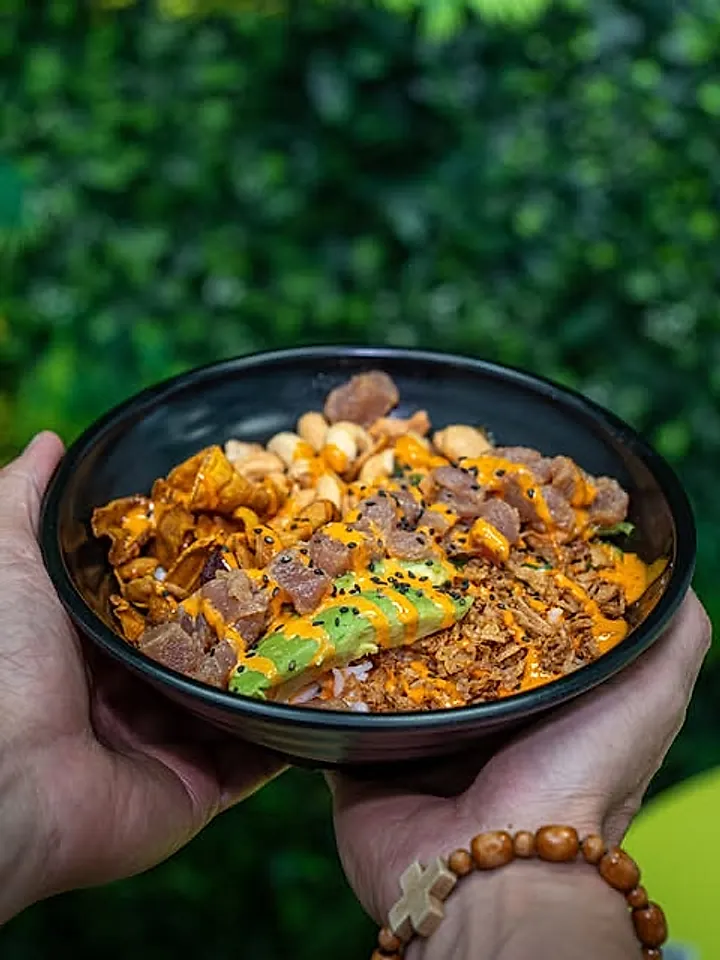 Poke sujeto con las manos sobre fondo verde