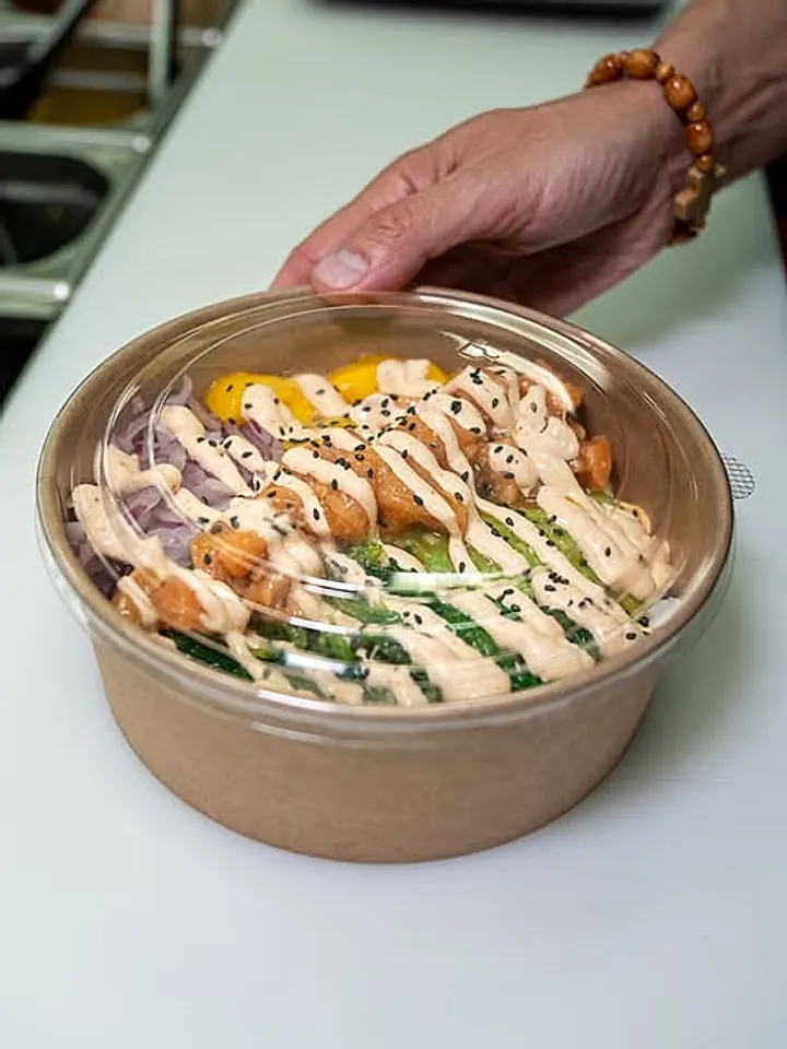 Poke de Umami listo para llevar sobre el mostrador