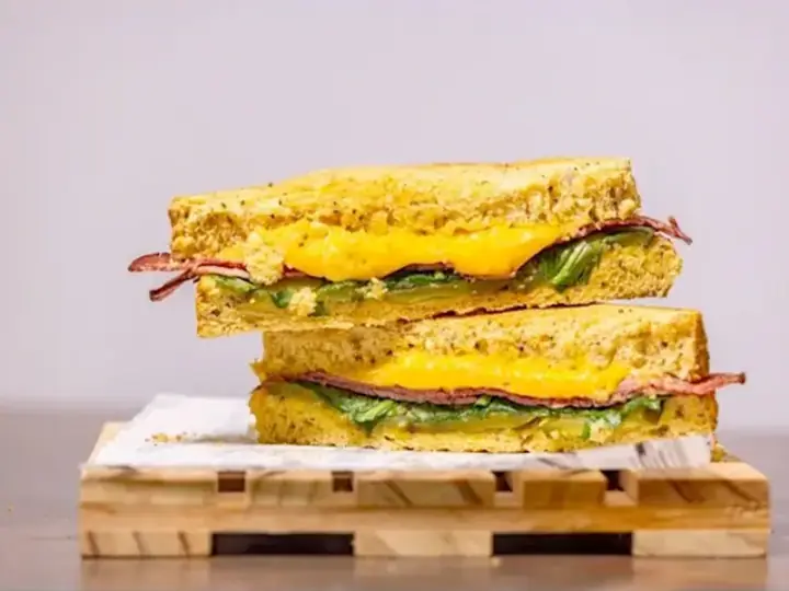 Sándwich Pastrami en pan de maíz artesano